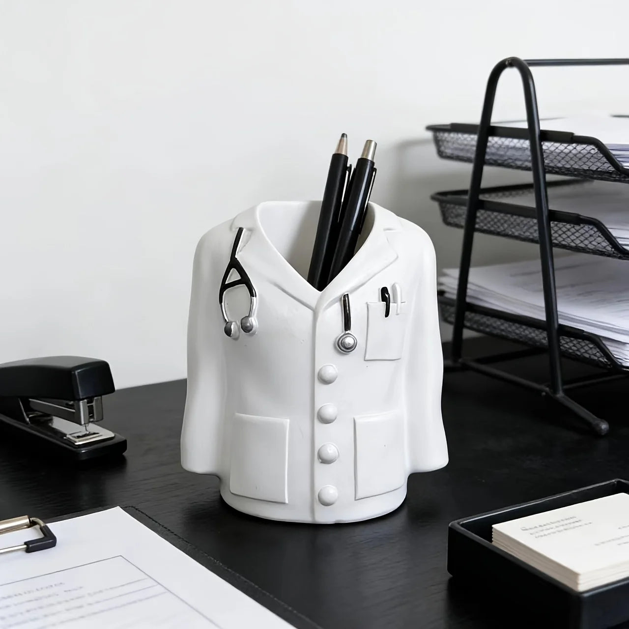 1pc Creative Doctor's Coat-Shaped Pen Holder, Medical Theme Desktop Organizer, Home and Office Desk Decorative Pen Cup